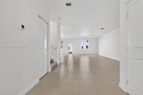 House in Miami, Florida 5 bedrooms № 1982137 - photo 9