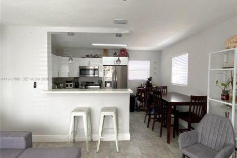 Casa en venta en Hollywood, Florida, 3 dormitorios, 85.47 m2 № 2000689 - foto 3