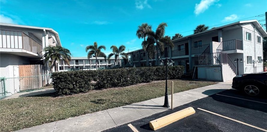 Condo in Sarasota, Florida, 2 bedrooms № 2142775