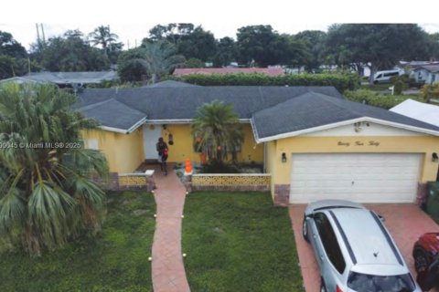 Купить виллу или дом в Пемброк-Пайнс, Флорида 3 спальни, 173.17м2, № 1947984 - фото 1