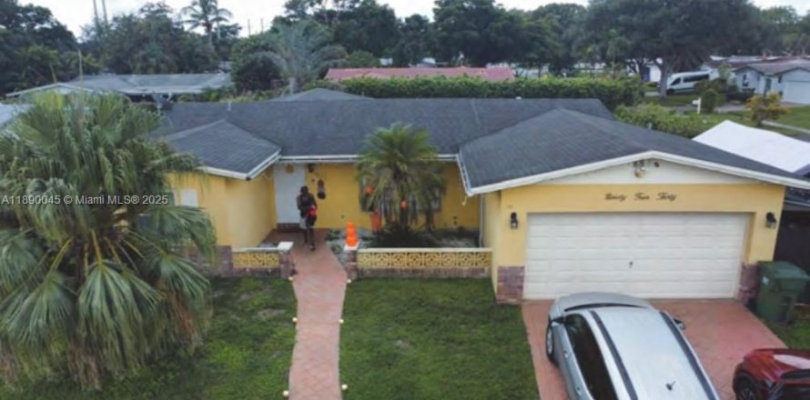 Дом в Пемброк-Пайнс, Флорида 3 спальни, 173.17м2 № 1947984