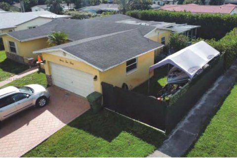 Купить виллу или дом в Пемброк-Пайнс, Флорида 3 спальни, 173.17м2, № 1947984 - фото 2