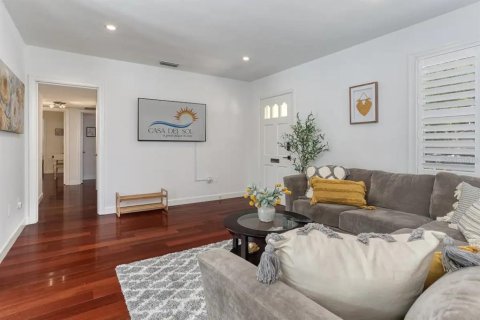House in Tampa, Florida 3 bedrooms, 193.42 sq.m. № 2201823 - photo 6