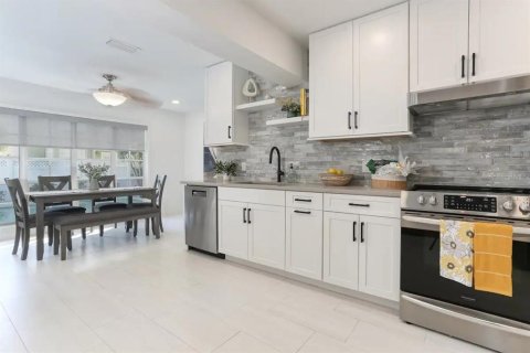 House in Tampa, Florida 3 bedrooms, 193.42 sq.m. № 2201823 - photo 10