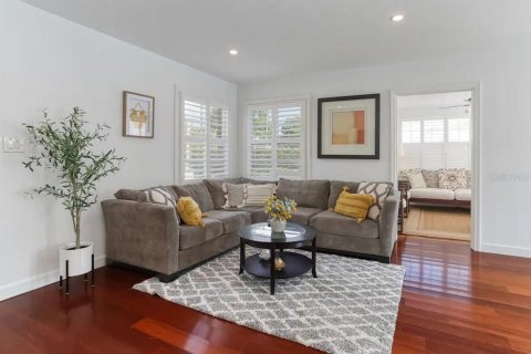 House in Tampa, Florida 3 bedrooms, 193.42 sq.m. № 2201823 - photo 7