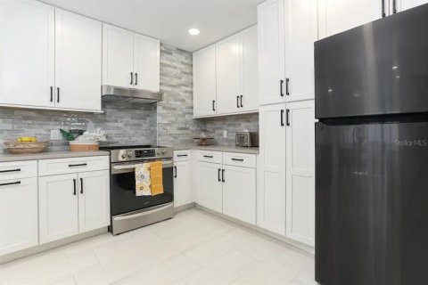 House in Tampa, Florida 3 bedrooms, 193.42 sq.m. № 2201823 - photo 12