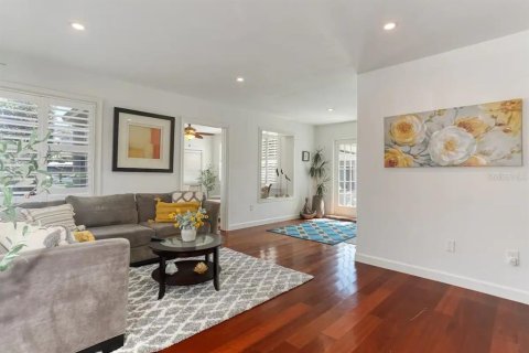 House in Tampa, Florida 3 bedrooms, 193.42 sq.m. № 2201823 - photo 8
