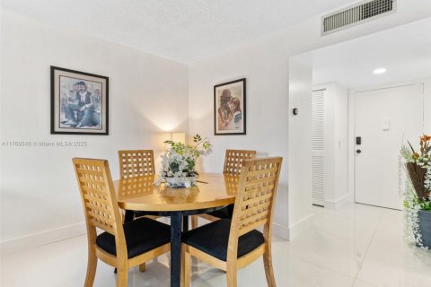 Copropriété à vendre à Hallandale Beach, Floride: 1 chambre, 78.97 m2 № 1875316 - photo 8