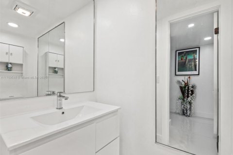 Copropriété à vendre à Hallandale Beach, Floride: 1 chambre, 78.97 m2 № 1875316 - photo 4