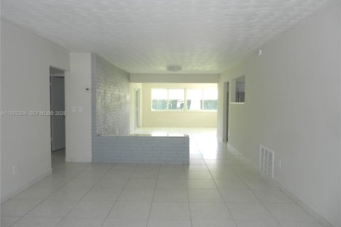 House in Hollywood, Florida 3 bedrooms, 171.03 sq.m. № 2021809 - photo 3