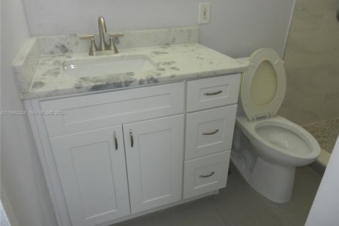 House in Hollywood, Florida 3 bedrooms, 171.03 sq.m. № 2021809 - photo 16