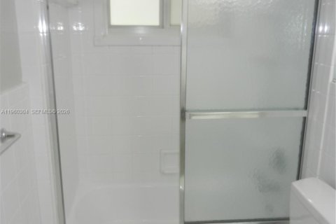 House in Hollywood, Florida 3 bedrooms, 171.03 sq.m. № 2021809 - photo 13