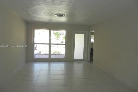 House in Hollywood, Florida 3 bedrooms, 171.03 sq.m. № 2021809 - photo 2