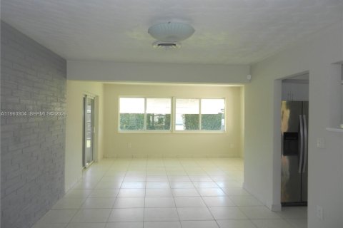 House in Hollywood, Florida 3 bedrooms, 171.03 sq.m. № 2021809 - photo 5