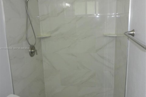 House in Hollywood, Florida 3 bedrooms, 171.03 sq.m. № 2021809 - photo 17