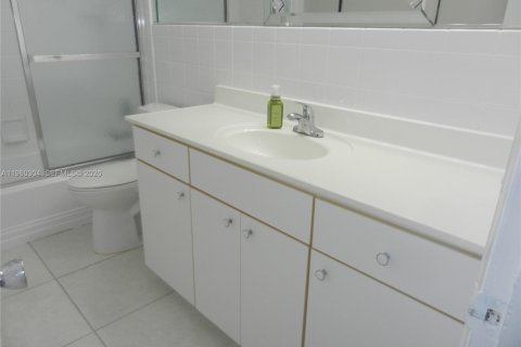 House in Hollywood, Florida 3 bedrooms, 171.03 sq.m. № 2021809 - photo 12