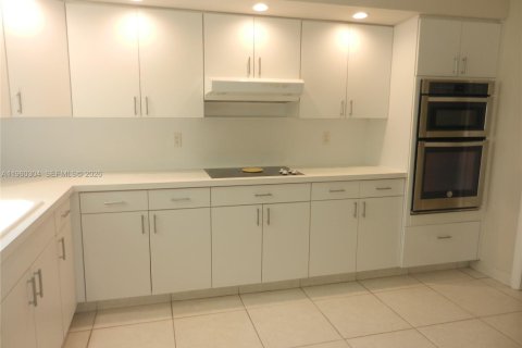 House in Hollywood, Florida 3 bedrooms, 171.03 sq.m. № 2021809 - photo 9