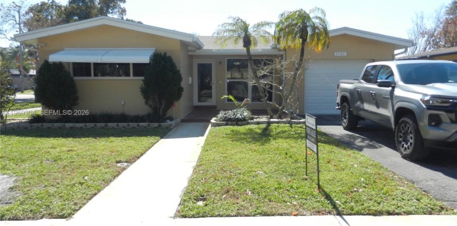 House in Hollywood, Florida 3 bedrooms, 171.03 sq.m. № 2021809