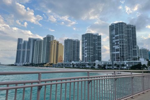 Condominio en venta en Sunny Isles Beach, Florida, 2 dormitorios, 84.26 m2 № 1949705 - foto 15