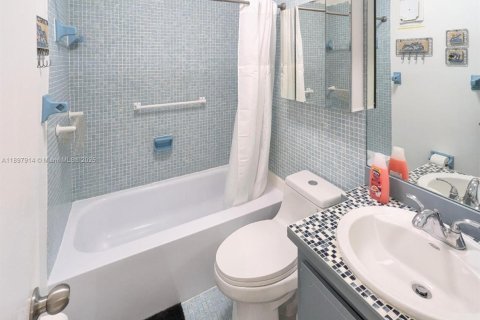 Condominio en venta en Sunny Isles Beach, Florida, 2 dormitorios, 84.26 m2 № 1949705 - foto 14