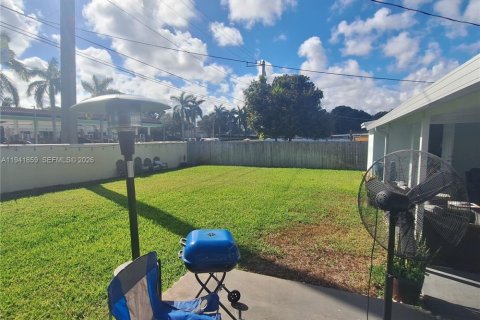 Villa ou maison à vendre à Hollywood, Floride: 3 chambres, 79.06 m2 № 1998725 - photo 12