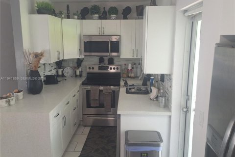 Villa ou maison à vendre à Hollywood, Floride: 3 chambres, 79.06 m2 № 1998725 - photo 6