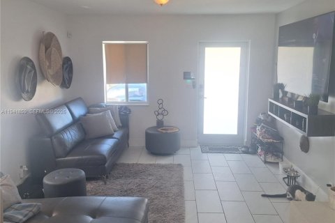 Villa ou maison à vendre à Hollywood, Floride: 3 chambres, 79.06 m2 № 1998725 - photo 4