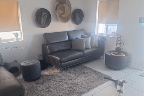 Villa ou maison à vendre à Hollywood, Floride: 3 chambres, 79.06 m2 № 1998725 - photo 3