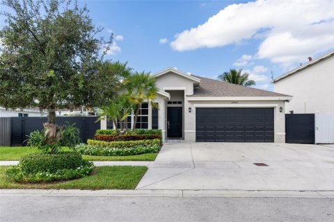 Villa ou maison à vendre à Miami, Floride: 4 chambres, 167.22 m2 № 1972022 - photo 2