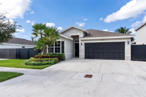 Villa ou maison à vendre à Miami, Floride: 4 chambres, 167.22 m2 № 1972022 - photo 3