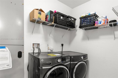 Villa ou maison à vendre à Miami, Floride: 4 chambres, 167.22 m2 № 1972022 - photo 24