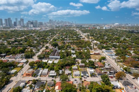 Immobilier commercial à vendre à Miami, Floride: 215.35 m2 № 1895607 - photo 2