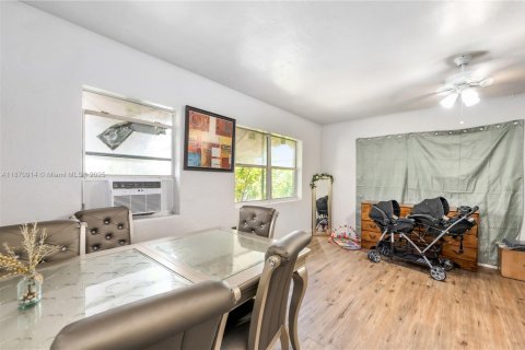 Immobilier commercial à vendre à Miami, Floride: 215.35 m2 № 1895607 - photo 13