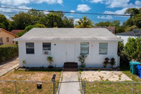 Immobilier commercial à vendre à Miami, Floride: 215.35 m2 № 1895607 - photo 1