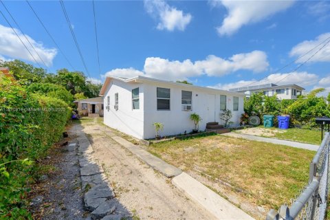 Immobilier commercial à vendre à Miami, Floride: 215.35 m2 № 1895607 - photo 6