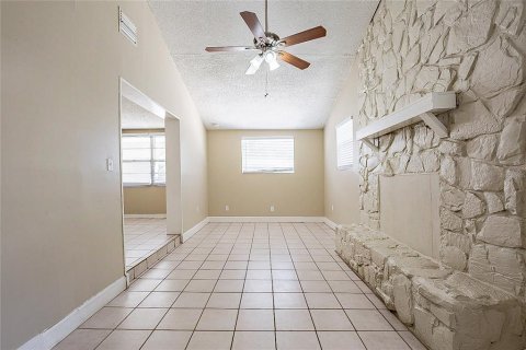House in Tampa, Florida 4 bedrooms, 177.26 sq.m. № 1918202 - photo 8