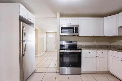 House in Tampa, Florida 4 bedrooms, 177.26 sq.m. № 1918202 - photo 11