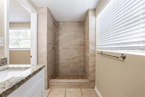 House in Tampa, Florida 4 bedrooms, 177.26 sq.m. № 1918202 - photo 23