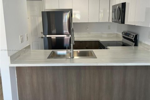 Снять в аренду квартиру в Катлер-Бей, Флорида 1 спальня, 60.39м2, № 1955439 - фото 1