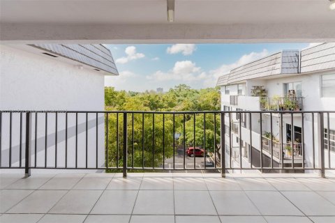 Condo in Miami, Florida, 1 bedroom  № 1868677 - photo 18