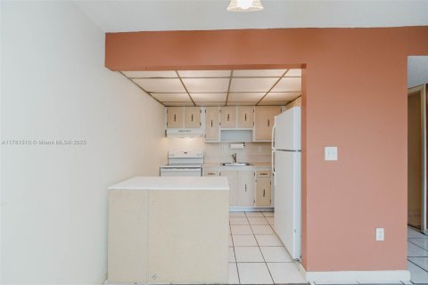 Condo in Miami, Florida, 1 bedroom  № 1868677 - photo 6