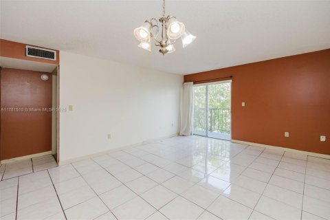 Condo in Miami, Florida, 1 bedroom  № 1868677 - photo 4