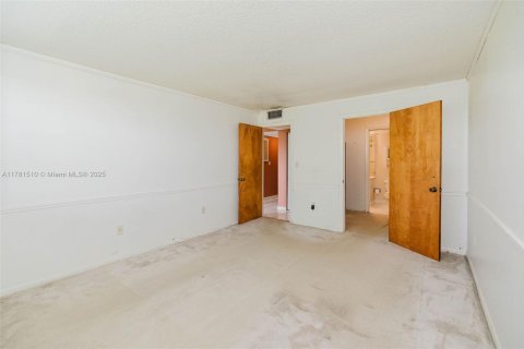 Condo in Miami, Florida, 1 bedroom  № 1868677 - photo 11