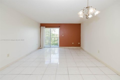 Condo in Miami, Florida, 1 bedroom  № 1868677 - photo 8