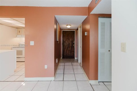 Condo in Miami, Florida, 1 bedroom  № 1868677 - photo 9