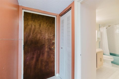Condo in Miami, Florida, 1 bedroom  № 1868677 - photo 14