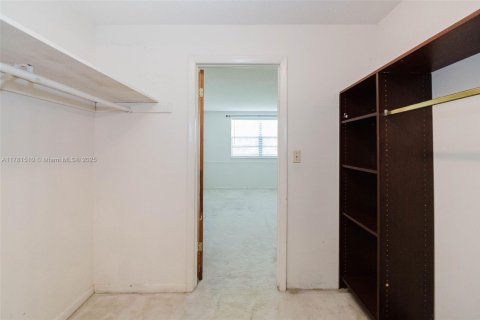 Condo in Miami, Florida, 1 bedroom  № 1868677 - photo 12