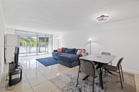 Купить кондоминиум в Майами, Флорида 2 спальни, 107.4м2, № 2055125 - фото 4