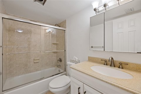 Купить кондоминиум в Майами, Флорида 2 спальни, 107.4м2, № 2055125 - фото 22