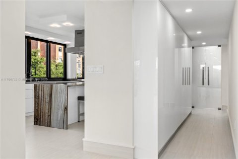 Condo in Coral Gables, Florida, 3 bedrooms  № 1588538 - photo 16